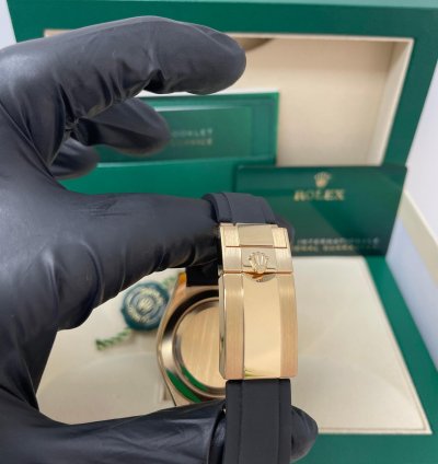 Rolex Daytona 40mm Champagne Dial With Black Subdials Black Oysterflex Strap 116518ln