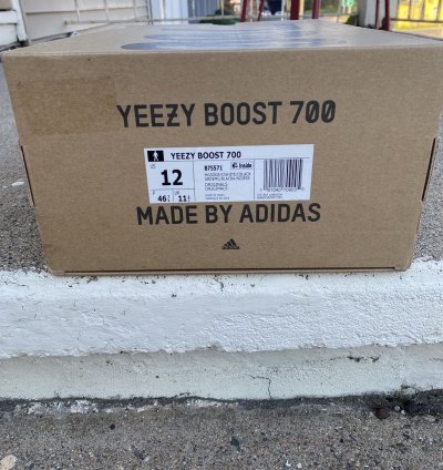 Adidas Yeezy Boost 700