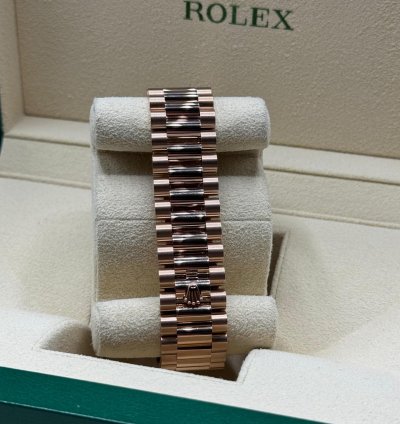 Rolex Day-date 40 2023 Rose Gold Day-date 40 Green Olive Dial Unworn Box Papers 228235