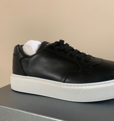 Thick Sole Low Top Sneakers In Black