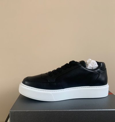 Thick Sole Low Top Sneakers In Black