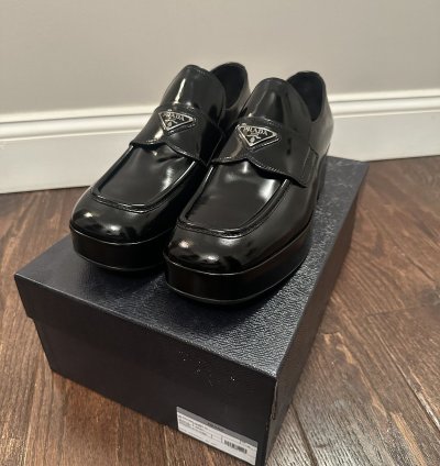 Triangle Logo-plaque Leather Loafers