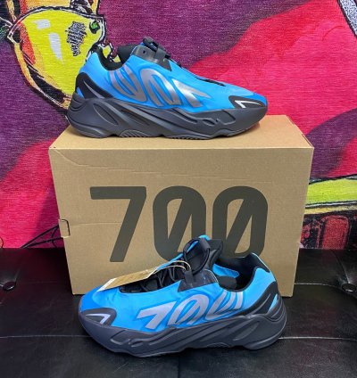 New Adidas Yeezy Bright Cyan Mnvn 700s Size Us 8