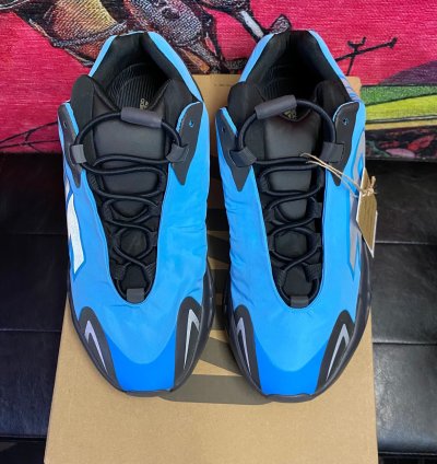 New Adidas Yeezy Bright Cyan Mnvn 700s Size Us 8