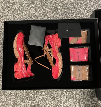 Raf Simonsnt Ozweego Red Limited Edition Pack