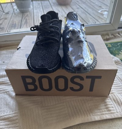 Yeezy 350 - Pirate Black 2023
