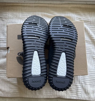 Yeezy 350 - Pirate Black 2023
