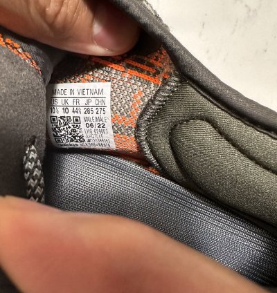Yeezy 350 V2 - Carbon Beluga Sz M10 5 new
