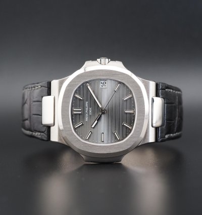 Patek Philippe Nautilus 40mm Full Set Nautilus 5711g-001