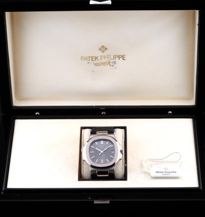 Patek Philippe Nautilus 40mm Full Set Nautilus 5711g-001