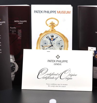 Patek Philippe Nautilus 40mm Full Set Nautilus 5711g-001