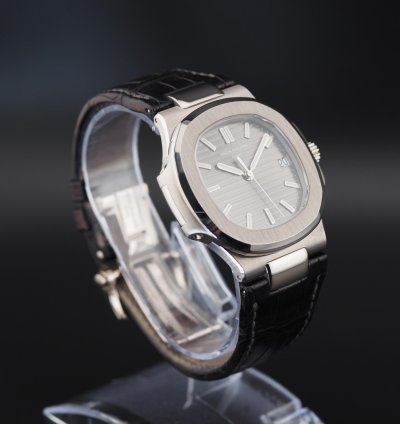 Patek Philippe Nautilus 40mm Full Set Nautilus 5711g-001