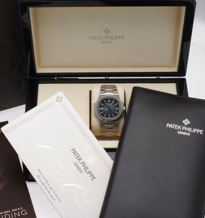 Patek Philippe Nautilus 5711 - Full Set Swiss Papers