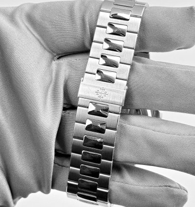 Patek Philippe Nautilus 5711 112p-010 Platinum White Dial Ruby Bezel