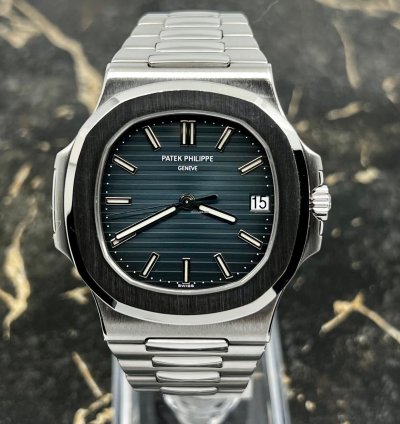 Patek Philippe Nautilus 5711 1a-001 - Full Set