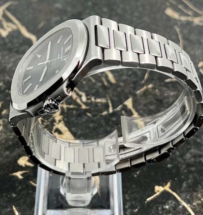 Patek Philippe Nautilus 5711 1a-001 - Full Set