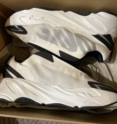 Yeezy 700 Mnvm Analog