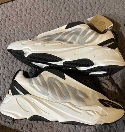 Yeezy 700 Mnvm Analog