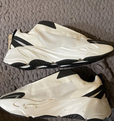 Yeezy 700 Mnvm Analog