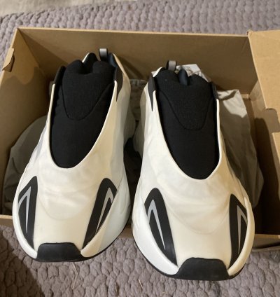 Yeezy 700 Mnvm Analog