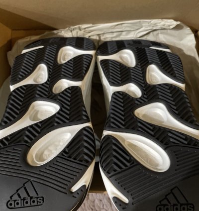 Yeezy 700 Mnvm Analog
