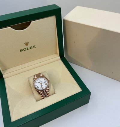 Rolex Day-date 40 40mm 228235 White Roman Dial Rose Gold President 2022