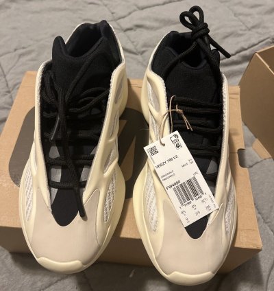 Yeezy 700 V3