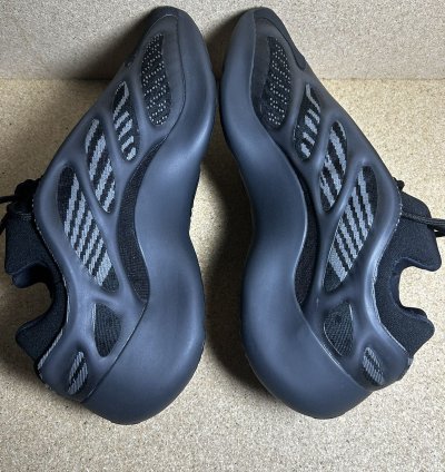 Yeezy 700 V3- Alvah