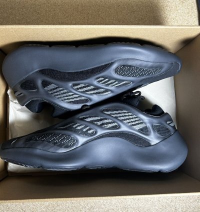 Yeezy 700 V3- Alvah