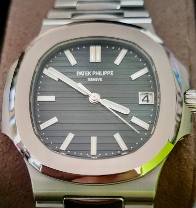 Patek Philippe Nautilus 5711 1a-014 Used very Good Full Set box Papers