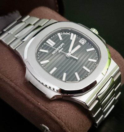 Patek Philippe Nautilus 5711 1a-014 Used very Good Full Set box Papers