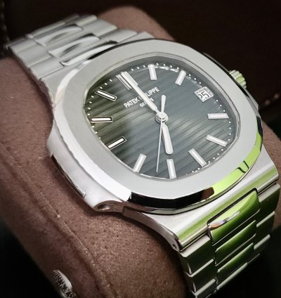 Patek Philippe Nautilus 5711 1a-014 Used very Good Full Set box Papers