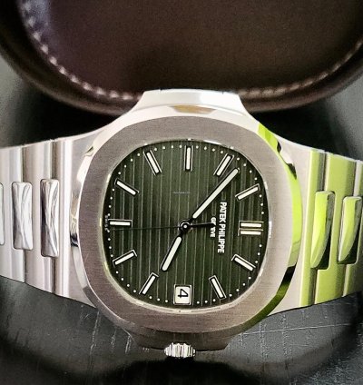 Patek Philippe Nautilus 5711 1a-014 Used very Good Full Set box Papers