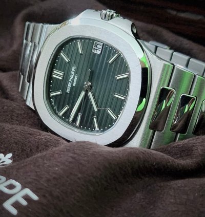 Patek Philippe Nautilus 5711 1a-014 Used very Good Full Set box Papers