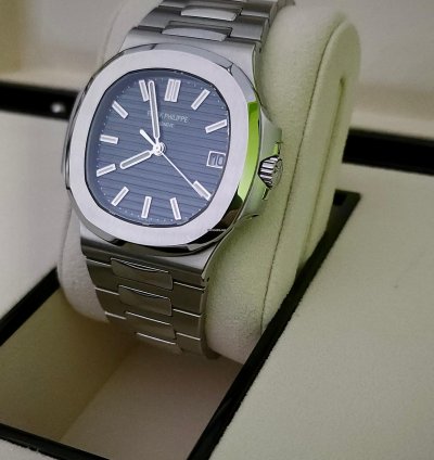Patek Philippe Nautilus 5711 1a-014 Used very Good Full Set box Papers