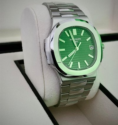 Patek Philippe Nautilus 5711 1a-014 Used very Good Full Set box Papers