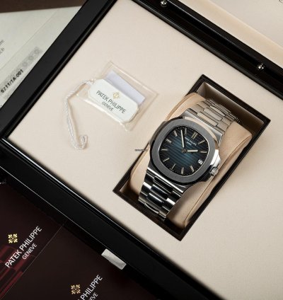 Patek Philippe Nautilus 5711 Blue Dial - Jumbo - 315 Calibre - Box Papers