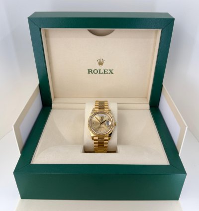 Rolex Day-date 40 40mm Fluted Bezel Yellow Gold Champagne Baguette Diamond Dial Presidential Band