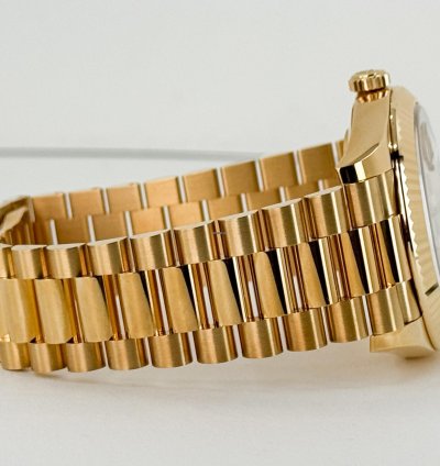 Rolex Day-date 40 40mm Fluted Bezel Yellow Gold Champagne Baguette Diamond Dial Presidential Band