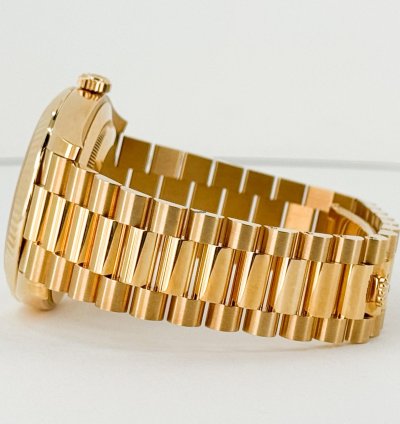 Rolex Day-date 40 40mm Fluted Bezel Yellow Gold Champagne Baguette Diamond Dial Presidential Band