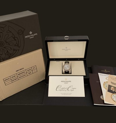Patek Philippe Nautilus 5711g With Coat Of Arms Of Spain Royal Family Full Set 2009