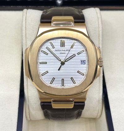 Patek Philippe Nautilus 5711j-001 Yellowgold 18kt Box Papers Like New Mint Condition