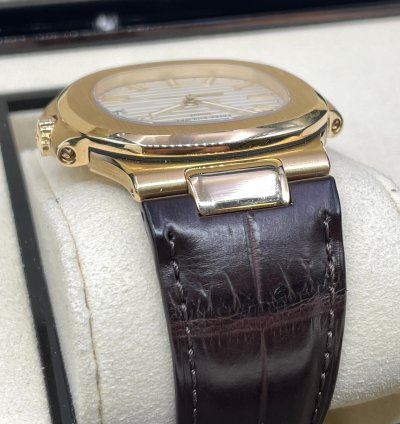 Patek Philippe Nautilus 5711j-001 Yellowgold 18kt Box Papers Like New Mint Condition