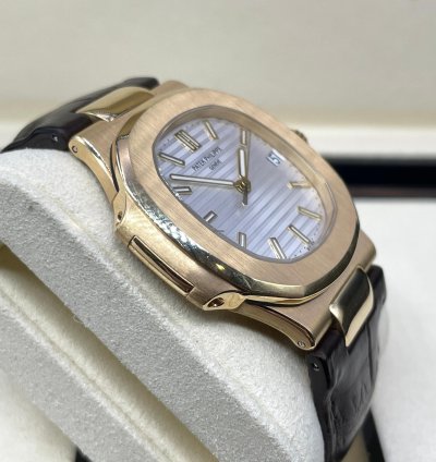 Patek Philippe Nautilus 5711j-001 Yellowgold 18kt Box Papers Like New Mint Condition