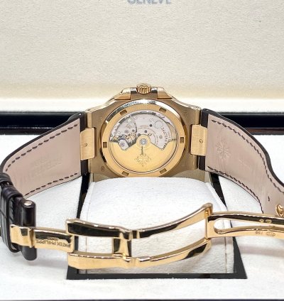 Patek Philippe Nautilus 5711j-001 Yellowgold 18kt Box Papers Like New Mint Condition