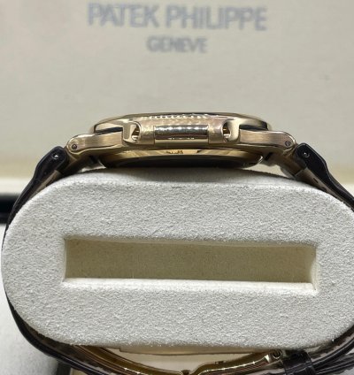 Patek Philippe Nautilus 5711j-001 Yellowgold 18kt Box Papers Like New Mint Condition