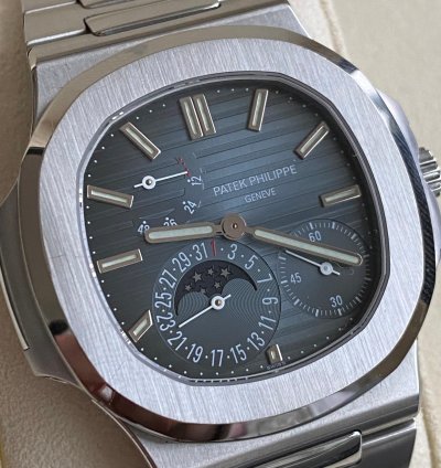 Patek Philippe Nautilus 5712 1a Nautilus Moonphase - Preowned Complete Set 2009