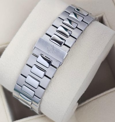Patek Philippe Nautilus 5712 1a-001 Box And Papers