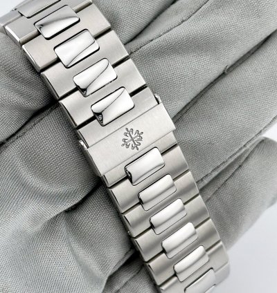 Patek Philippe Nautilus 5712 1a-001 Moon Phases Stainless Steel Blue Dial 2017