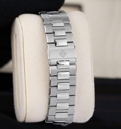 Patek Philippe Nautilus 5712 1a-001 Moonphase Steel Blue-black Index Dial 40 Mm